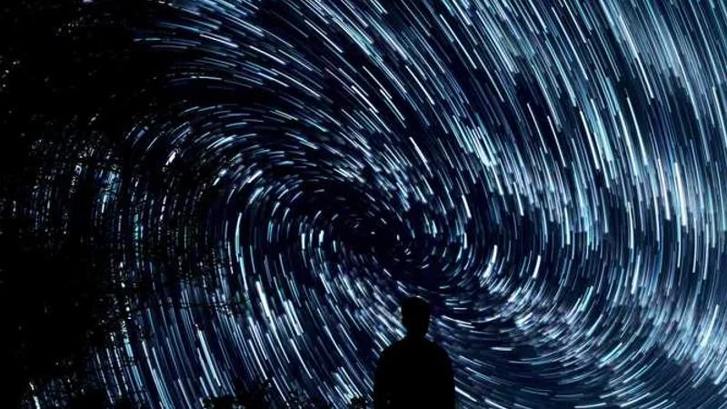 安阳大车司机在检查车辆