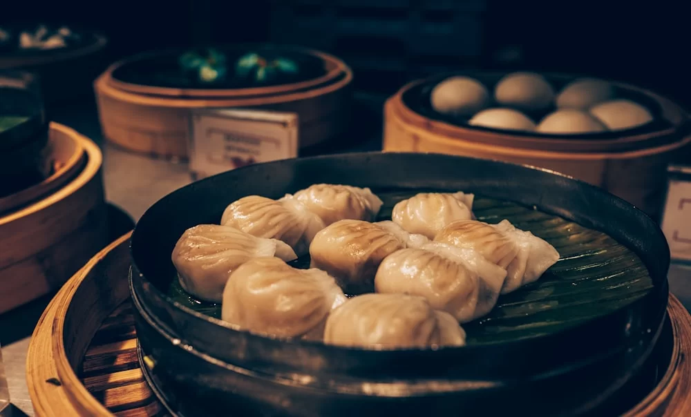卤肉店经营场景展示,体现丰富的卤味产品和客流