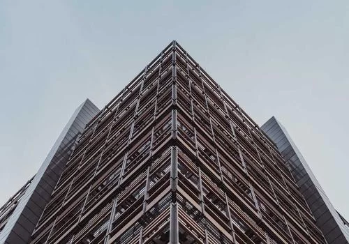 上班族利用业余时间进行副业工作场景