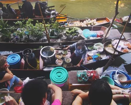 文员女生副业工作场景