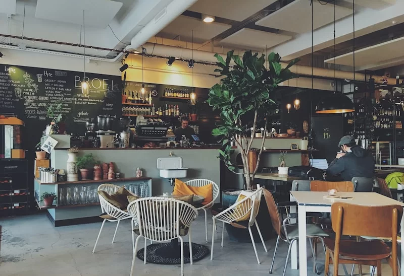 上班族在家利用笔记本电脑开展副业赚钱的场景