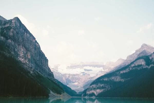 毕业生在家办公做副业的场景
